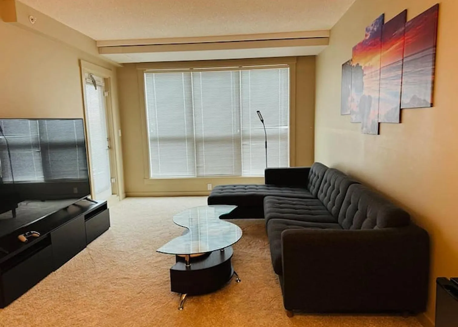 Spacious Apartment Near Stampede & Train Station Calgary